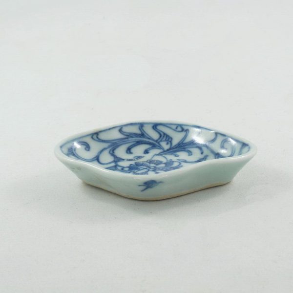 19th Century Chinese Saucer in Blue and White Porcelain Diamond Shape "Intertwined Lotus"
