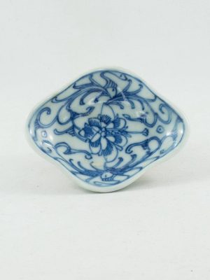 19th Century Chinese Saucer in Blue and White Porcelain Diamond Shape "Intertwined Lotus"